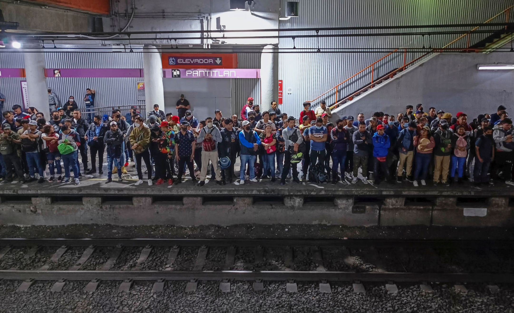 Policía del Metro de CDMX se vuelve viral dando indicaciones a usuarios (VIDEO)